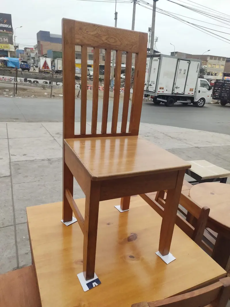 Silla de madera color cedro con respaldo de barrotes verticales