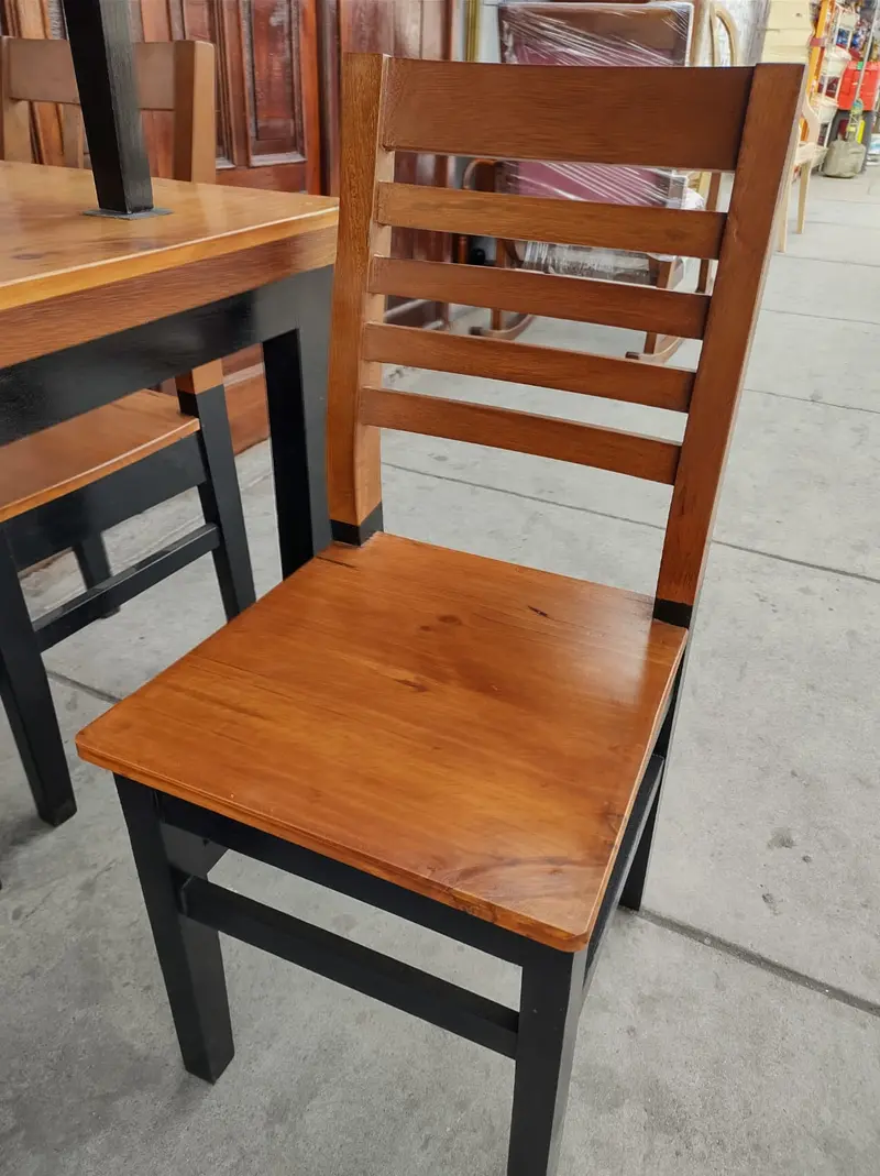 Silla de madera bicolor, asiento y respaldo color cedro con base negra