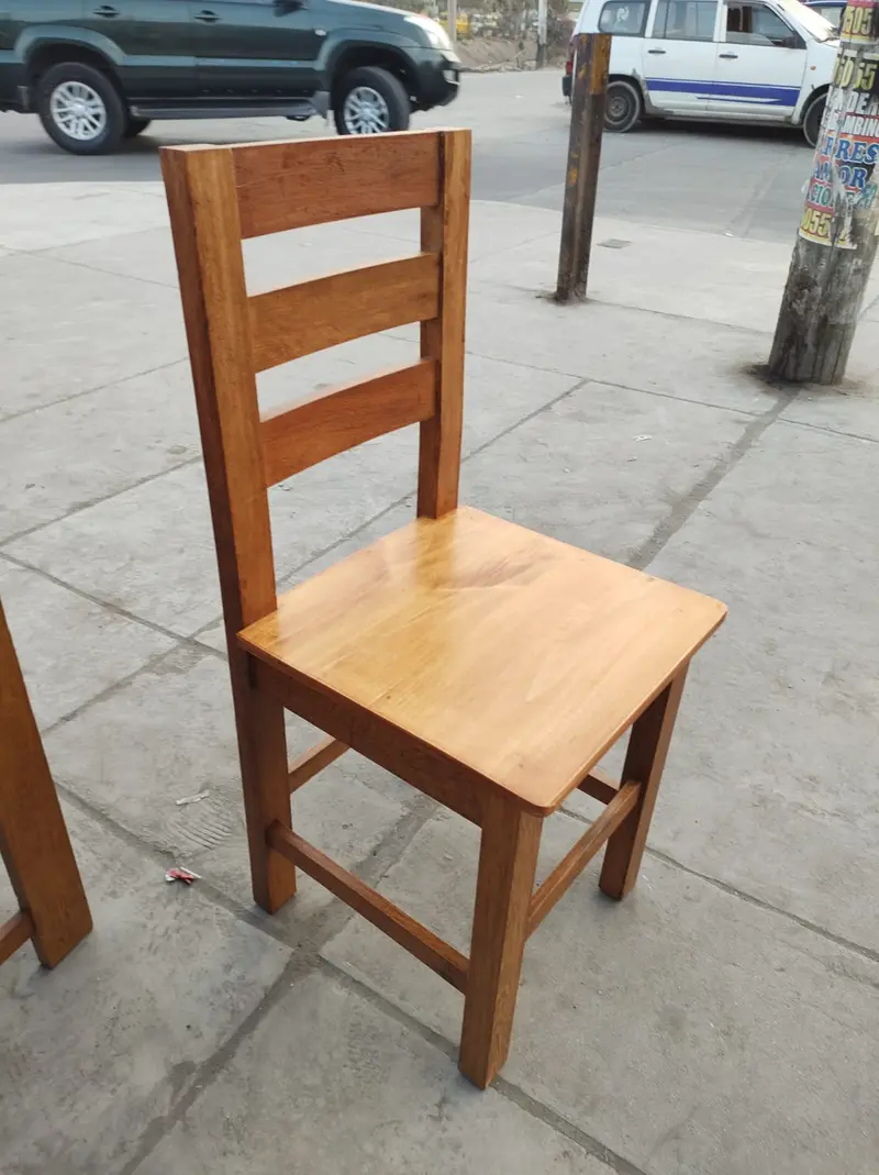 Silla de madera color natural con respaldo de tres listones horizontales